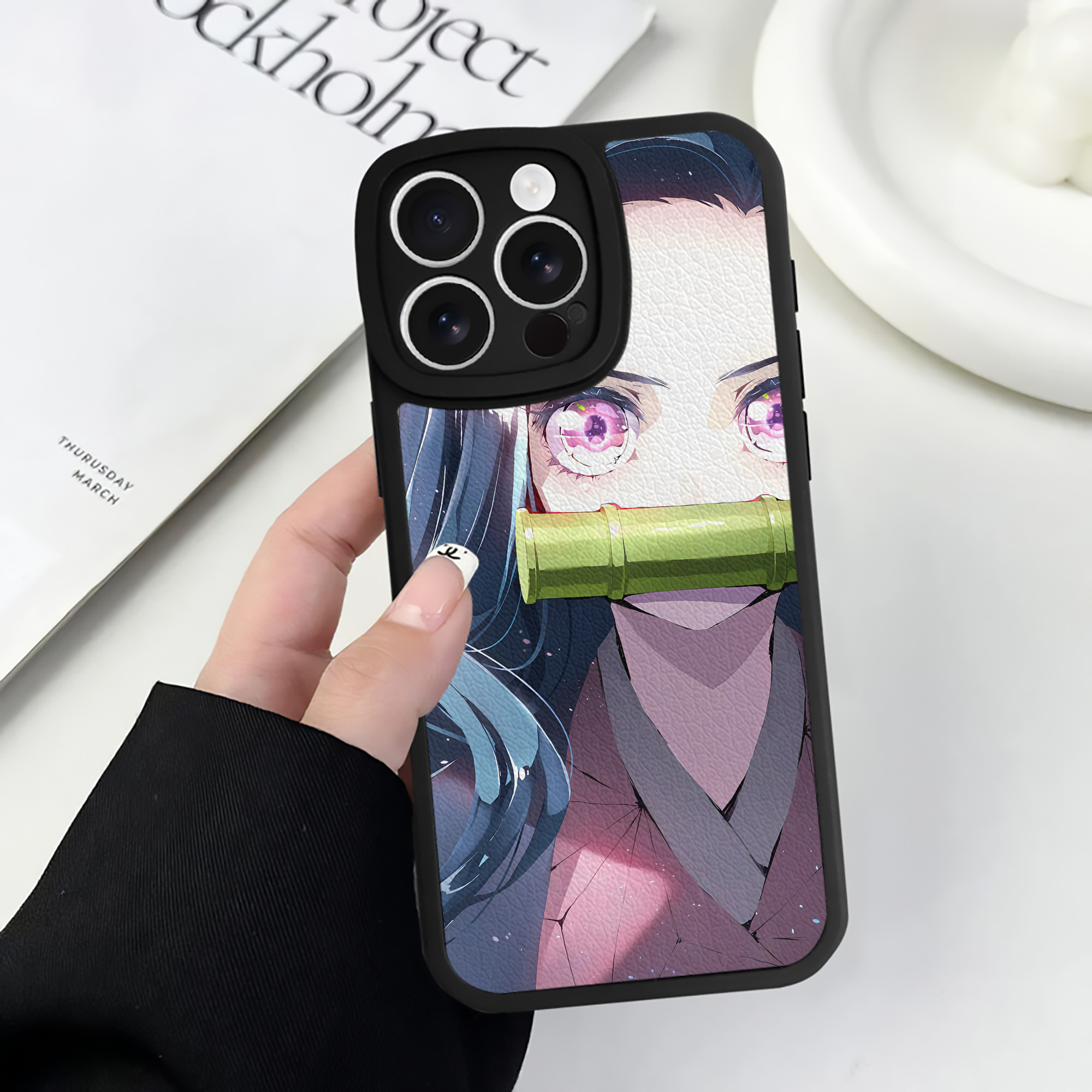 （画像用） 鬼滅の刃（きめつのやいば）竈門 禰󠄀豆子／かまど ねずこ Kamado Nezuko 【iPhone 16シリーズ対応】シリコンスマホケース（レザー調） 材質：シリコン